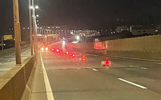 設置パト 阪神高速道路5号線上り線右2車線規制（西宮営業所）