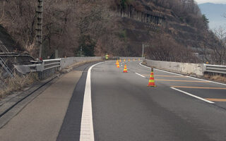 安全パト 中央自動車道下り線走行車線規制（大月営業所）