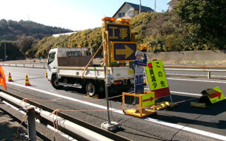 安全パト 横浜横須賀道路下り線走行車線規制（港北営業所）