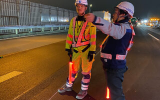 役員パト 東名高速道路下り線右2車線規制（厚木営業所）