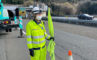 安全パト 小田原厚木道路上り線走行車線規制（平塚営業所）