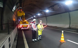 安全パト 首都圏中央連絡自動車道外回り走行車線規制（八王子維持営業所）