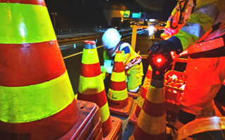 安全パト 横浜横須賀道路上り線走行車線規制（港北営業所）