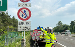 設置パトロール 道央自動車道下り線走行車線規制（札幌営業所）