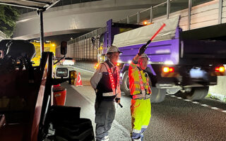 設置パトロール 首都圏中央連絡自動車道外回り走行車線規制（厚木営業所）