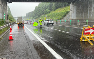設置パトロール 道央自動車道上り線走行車線規制（札幌営業所）