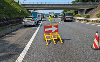 安全パトロール 上信越自動車道下り線車線規制（長野営業所）
