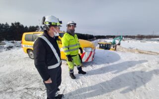 安全パトロール　雪捨場での場内車両誘導業務現場（江別営業所）