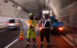 営業所パトロール 横浜横須賀道路下り線追越車線規制（横浜町田営業所）