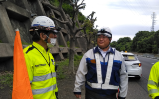 設置パトロール 横浜横須賀道路下り線路肩規制（横浜町田営業所）