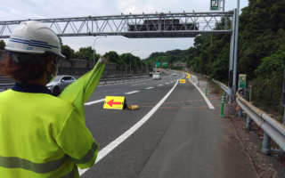設置パトロール 横浜横須賀道路上り線走行車線規制（港北営業所）