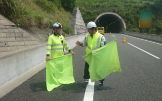 設置パトロール 新東名高速道路上り線走行車線規制（厚木営業所）