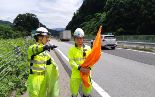 設置パトロール 中央自動車道上り線走行車線規制（大月営業所）