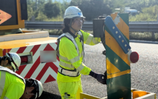 設置パトロール 中央自動車道上り線走行車線規制（大月営業所）