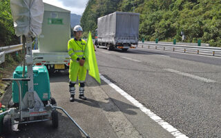 安全パトロール 中央自動車道下り線追越車線規制（飯田営業所）