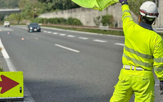 撤去パトロール 中央自動車道上り線追越車線規制（大月営業所）