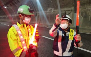 所長パトロール 横浜横須賀道路下り線走行車線規制（横浜町田営業所）
