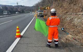 営業所パトロール 中央自動車道上り線路肩規制（八王子維持営業所）
