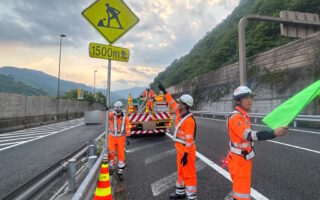 設置パトロール 中央道下り線追越車線規制（八王子維持営業所）
